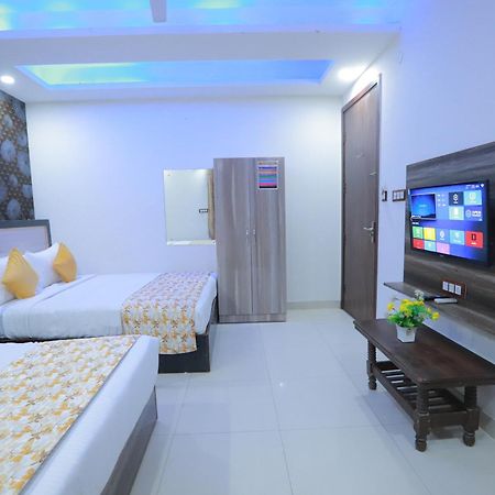 Hotel Triton Grand At Delhi Airport Нью-Дели Экстерьер фото