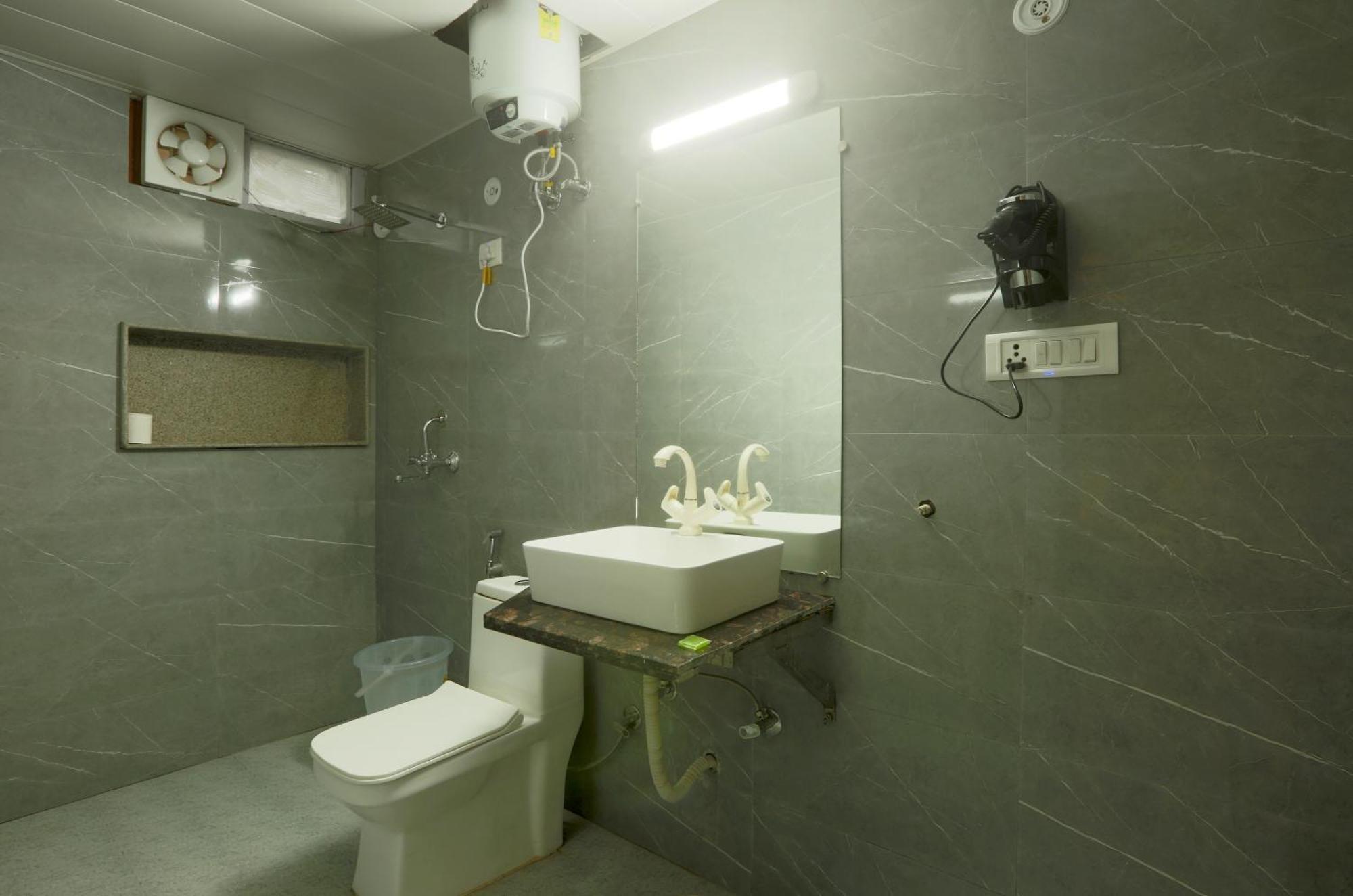 Hotel Triton Grand At Delhi Airport Нью-Дели Экстерьер фото