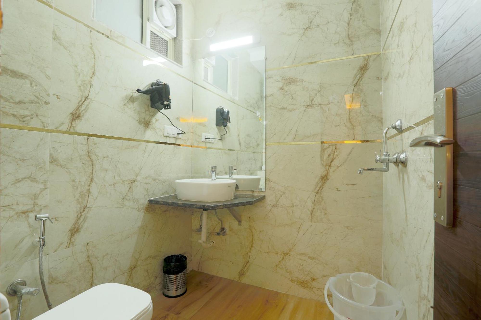 Hotel Triton Grand At Delhi Airport Нью-Дели Экстерьер фото