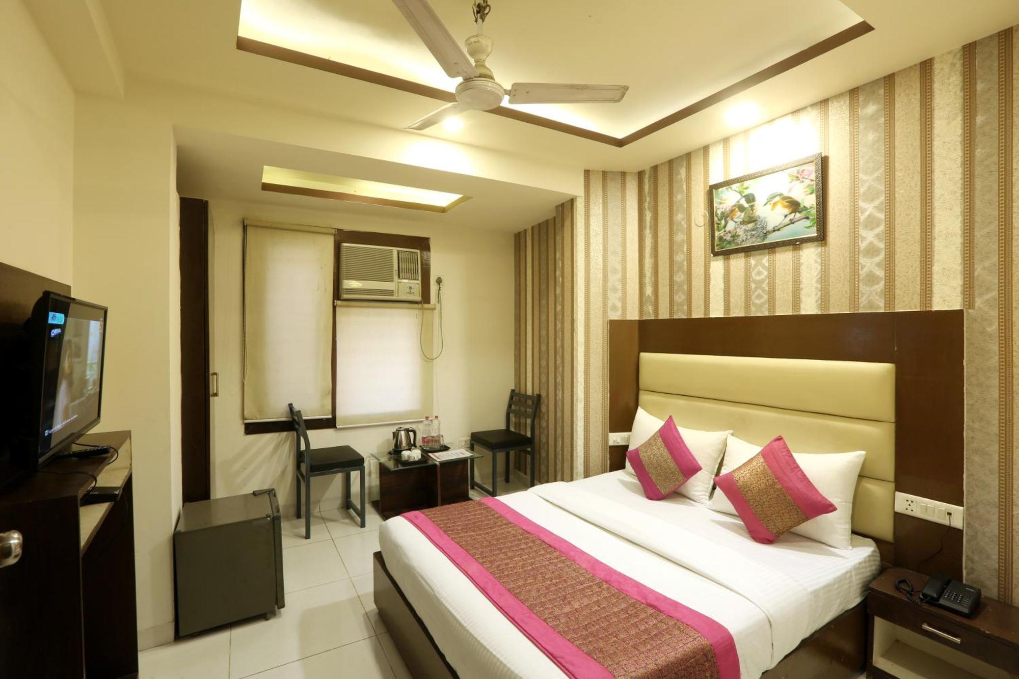 Hotel Triton Grand At Delhi Airport Нью-Дели Экстерьер фото