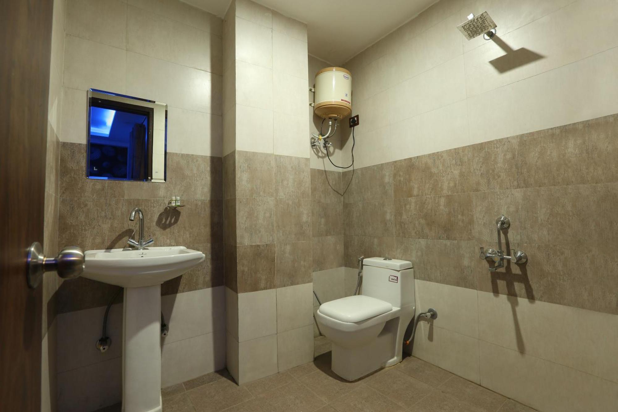 Hotel Triton Grand At Delhi Airport Нью-Дели Экстерьер фото