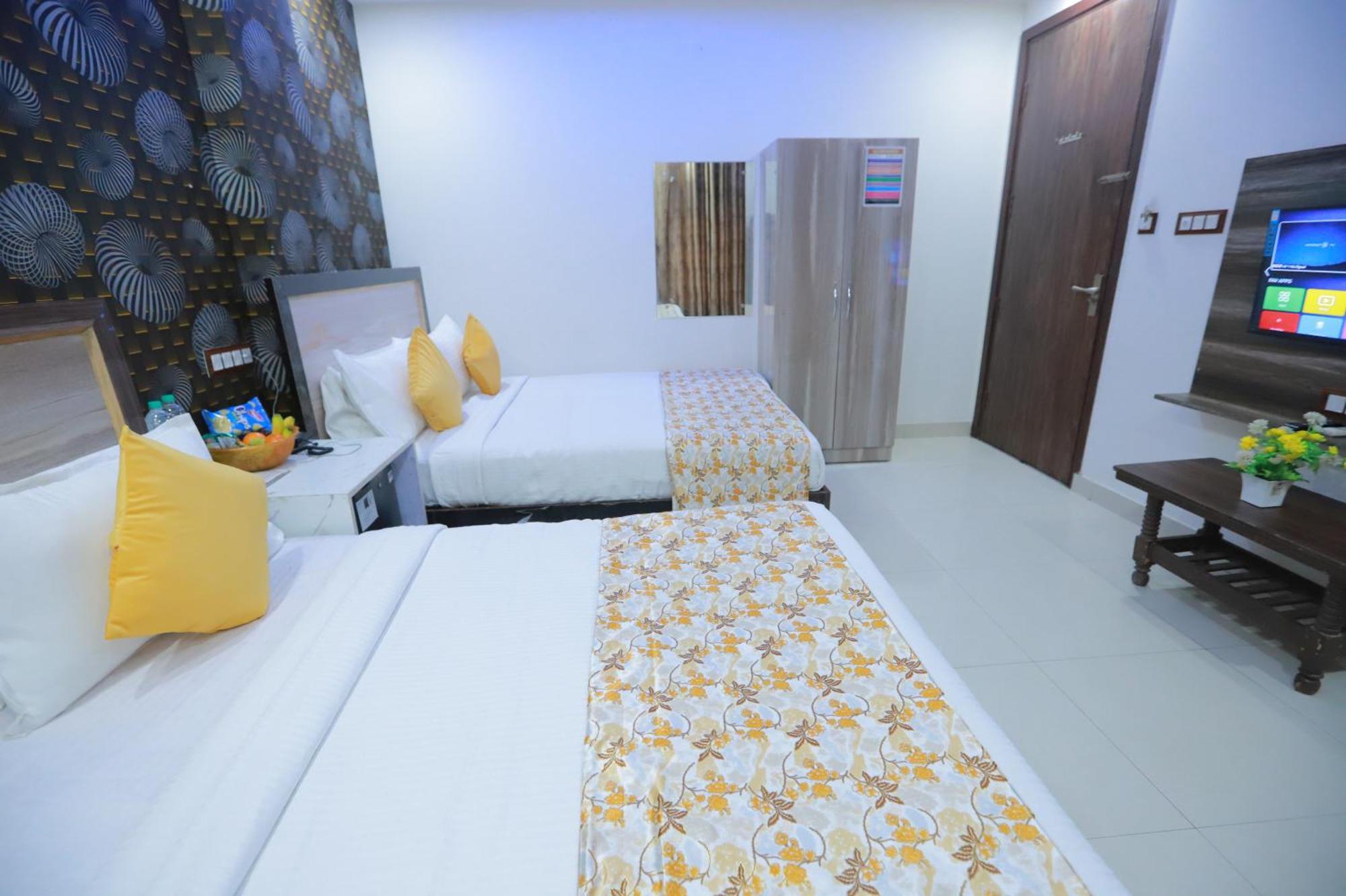 Hotel Triton Grand At Delhi Airport Нью-Дели Экстерьер фото